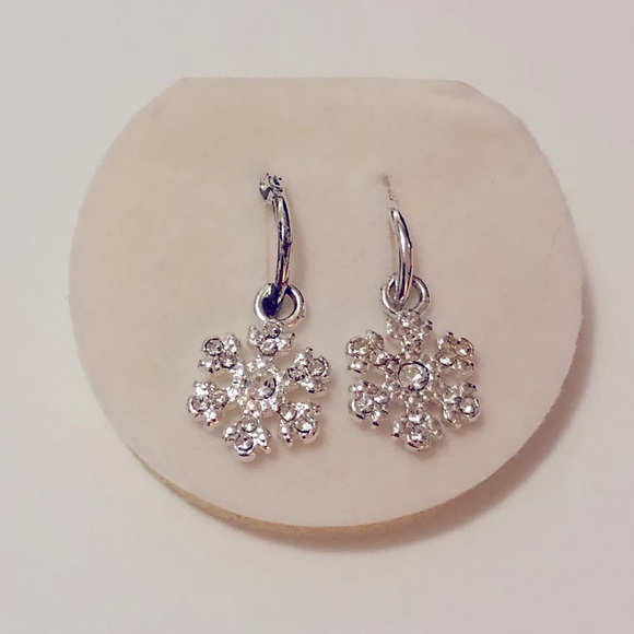 Vintage Snow Flake Earrings - Picture 4 of 4